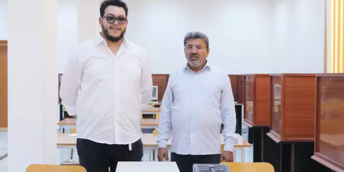 تبرع طالب بأجهزة مخبرية: مثال للمبادرة والعطاء في الكلية