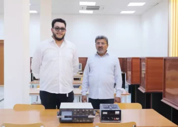 تبرع طالب بأجهزة مخبرية: مثال للمبادرة والعطاء في الكلية