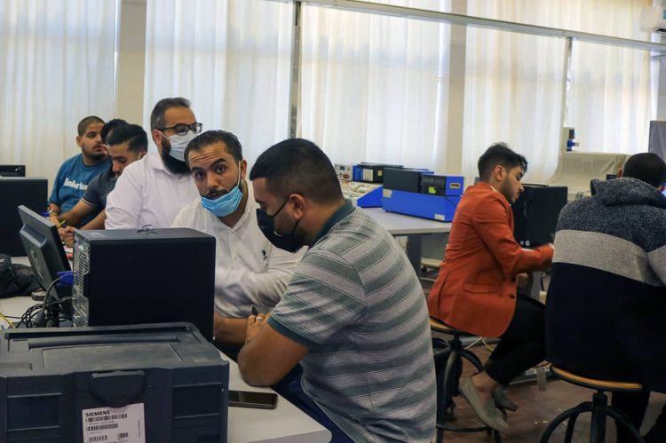 أختتام الدورة الأولى من البرنامج التدريبي للمتحكم المنطقي المبرمج PLC