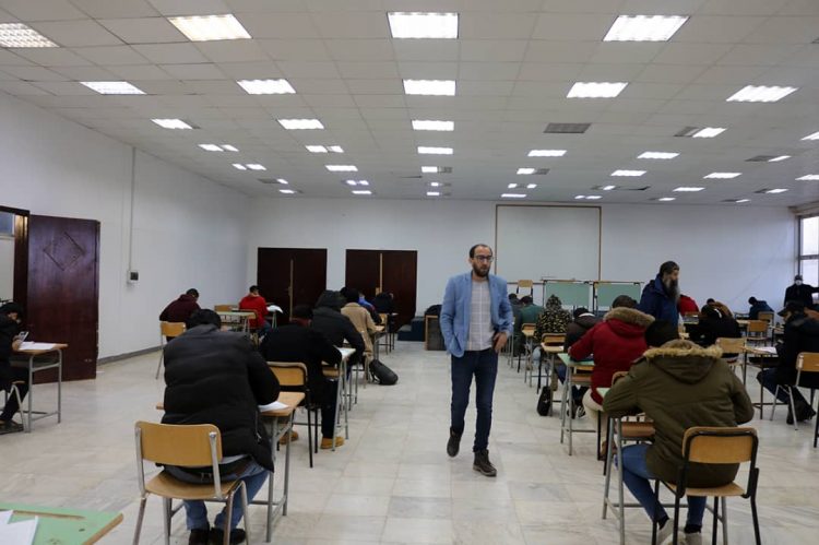 الامتحانات النهائية بالكلية للفصل الدراسي خريف 2021م
