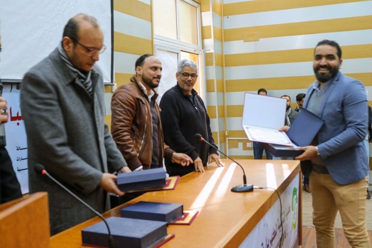 مناقشة مشاريع التخرج بالأقسام العلمية للفصل الدراسي خريف 2021