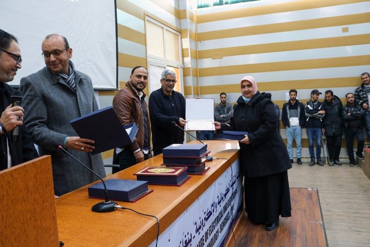 مناقشة مشاريع التخرج بالأقسام العلمية للفصل الدراسي خريف 2021