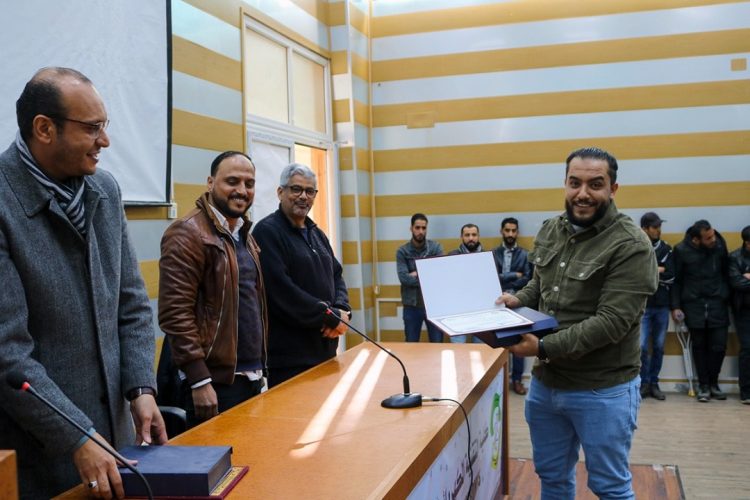 مناقشة مشاريع التخرج بالأقسام العلمية للفصل الدراسي خريف 2021