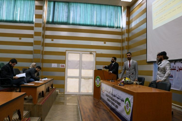 مناقشة مشاريع التخرج بالأقسام العلمية للفصل الدراسي خريف 2021